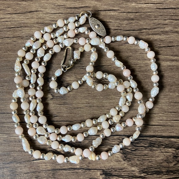 Vintage double strand ivory and silvertone beads and faux pearl baroque necklace - Picture 8 of 12